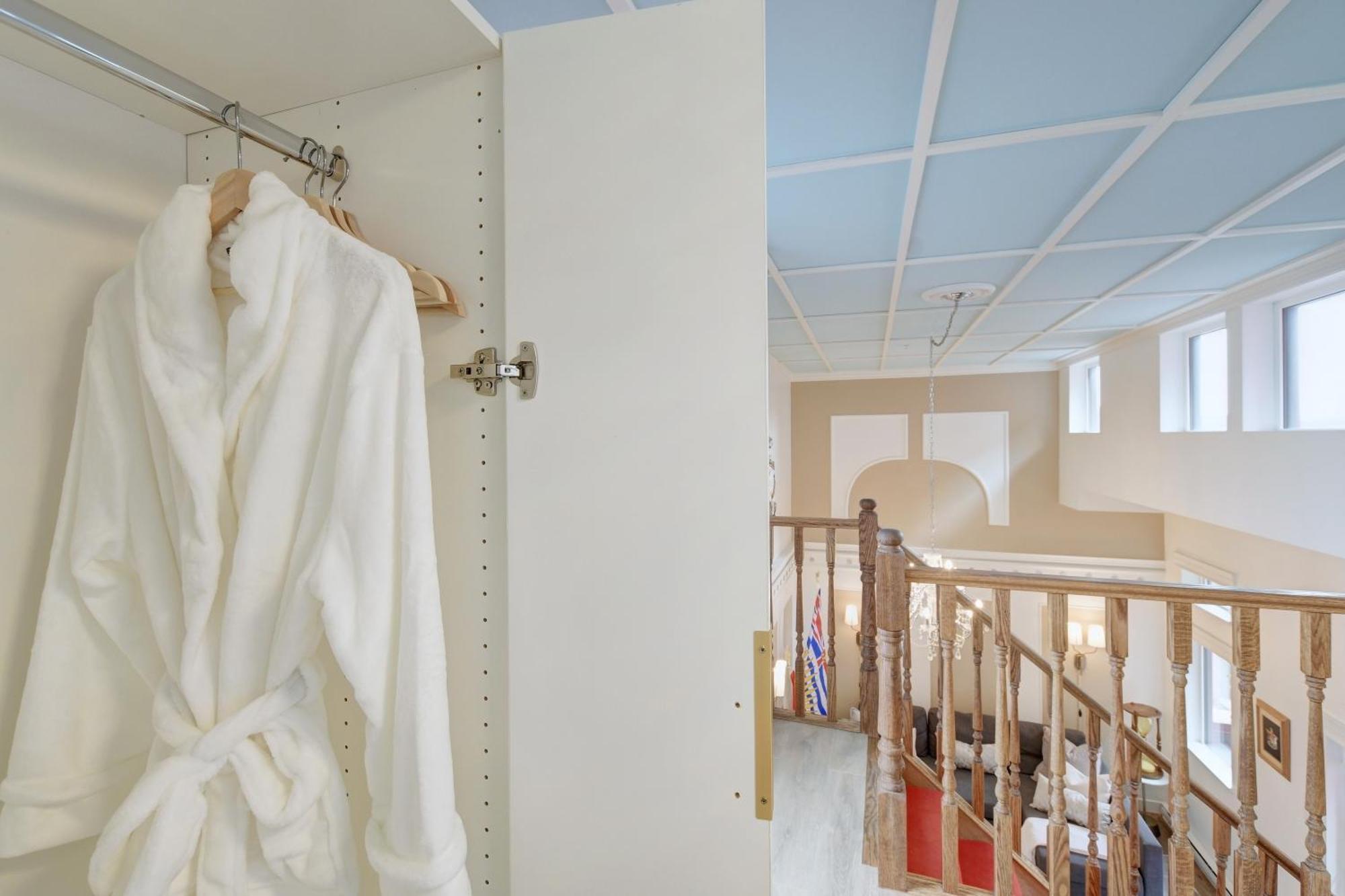 Victoria'S Parliamentary Suite With Private Rooftop Patio & Harbour View Extérieur photo